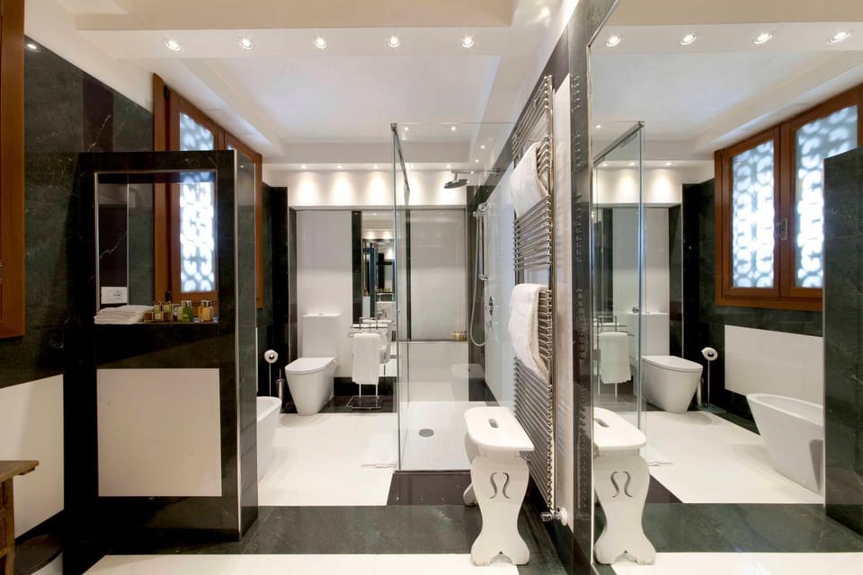 Shower, Toilet, Day, Bathroom, Other, Decorative detail