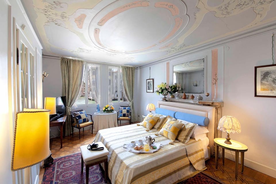 Bed, View (from property/room), Other, Photo of the whole room, Decorative detail, City view