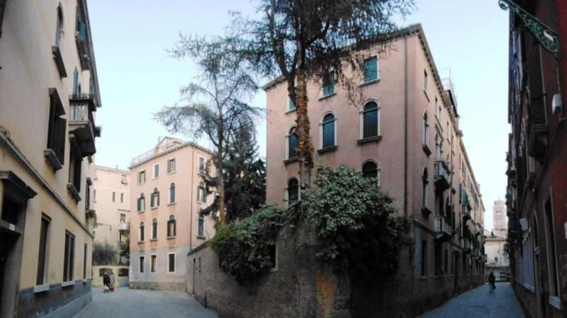 Facade/entrance