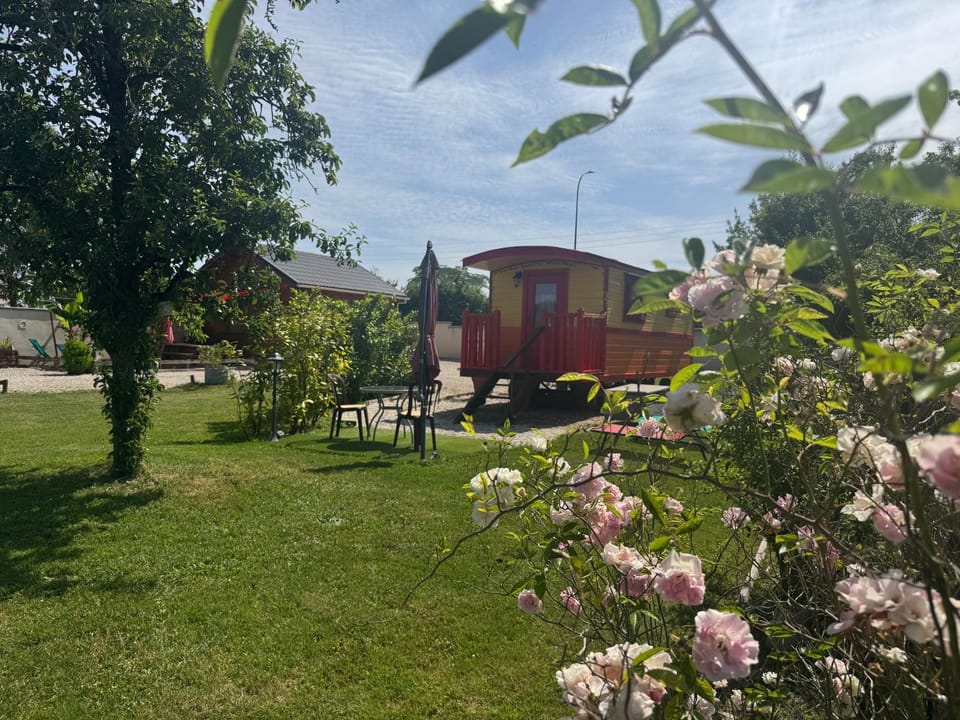 " Domaine des chevrettes roulotte romantique" Chalet in Centre-Val de Loire