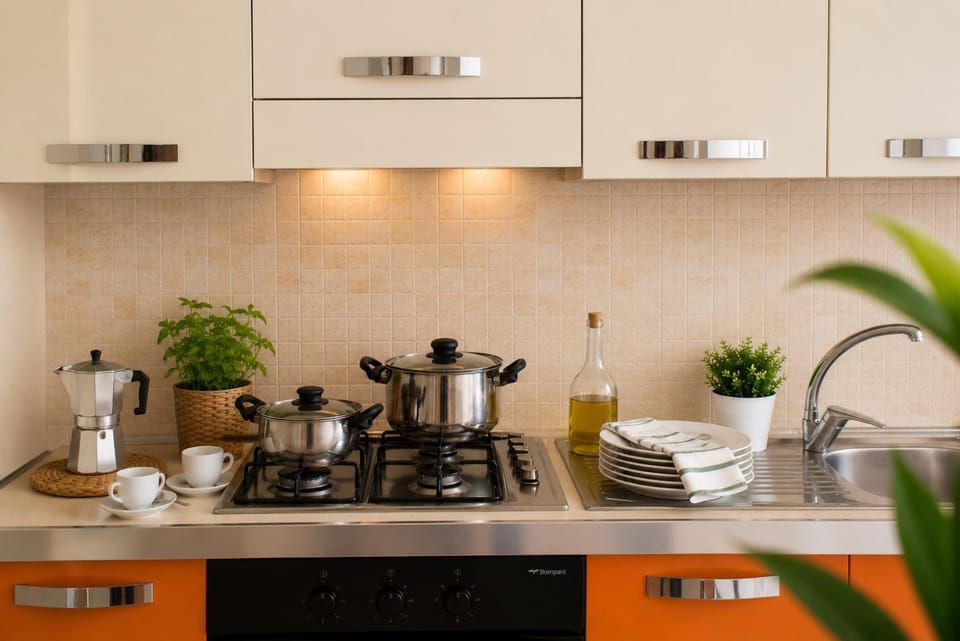 Coffee/tea facilities, Kitchen or kitchenette, stove