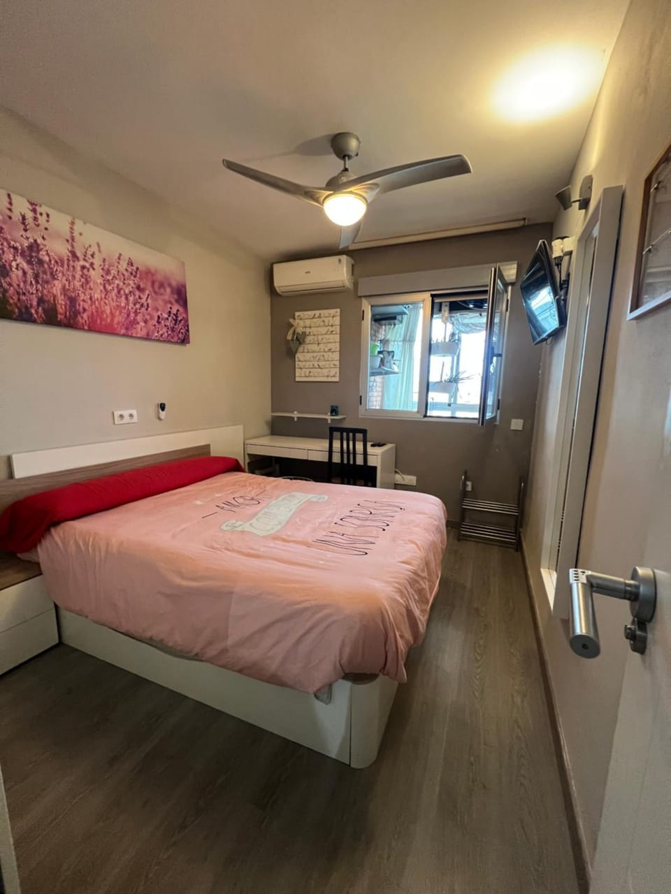 Bed, TV and multimedia, Photo of the whole room, Bedroom, wardrobe, air conditioner