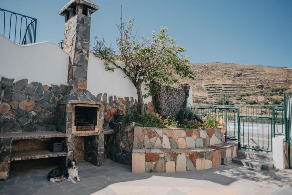 Property building, Off site, Day, Natural landscape, BBQ facilities, Pets, Mountain view, pet friendly