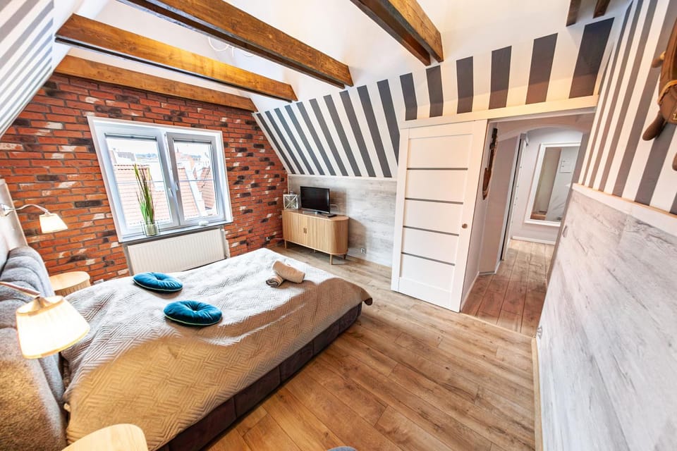 Bed, TV and multimedia, Bedroom