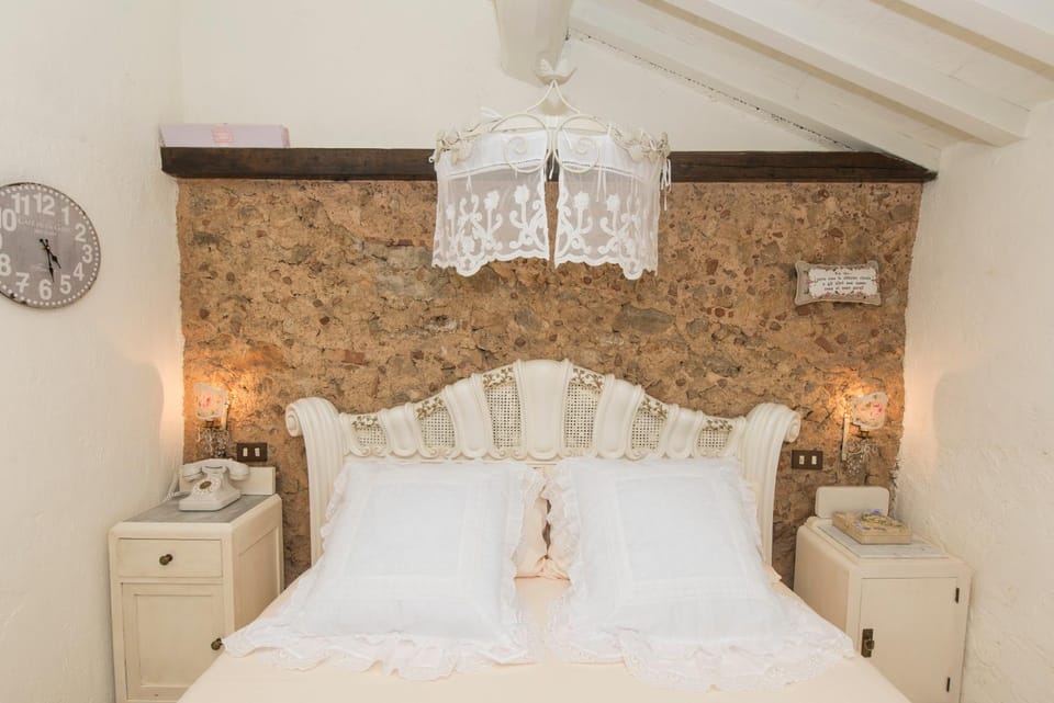 Bed, Photo of the whole room, Decorative detail, Decorative detail, Bedroom