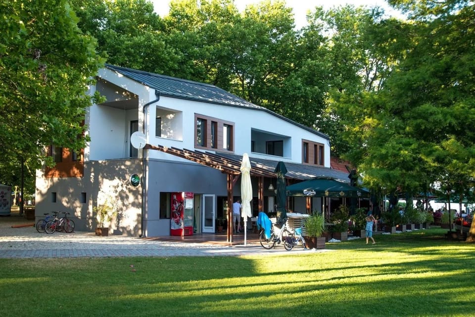 Property building, Restaurant/places to eat