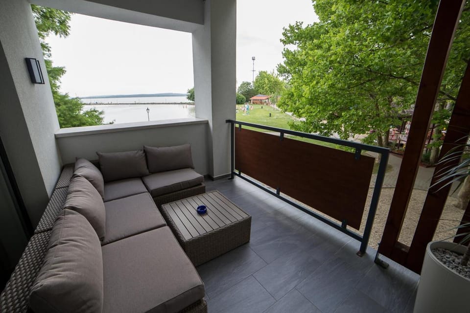 Natural landscape, Balcony/Terrace, Seating area