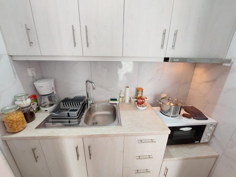 Coffee/tea facilities, Kitchen or kitchenette, stove