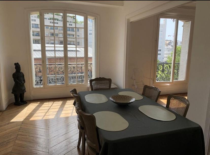 Appartement typiquement parisien Apartment in Paris