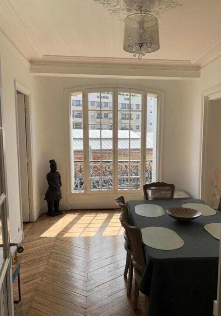 Appartement typiquement parisien Apartment in Paris