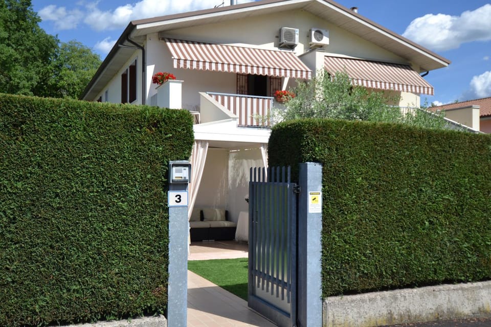 Facade/entrance, Spring, Garden, On site