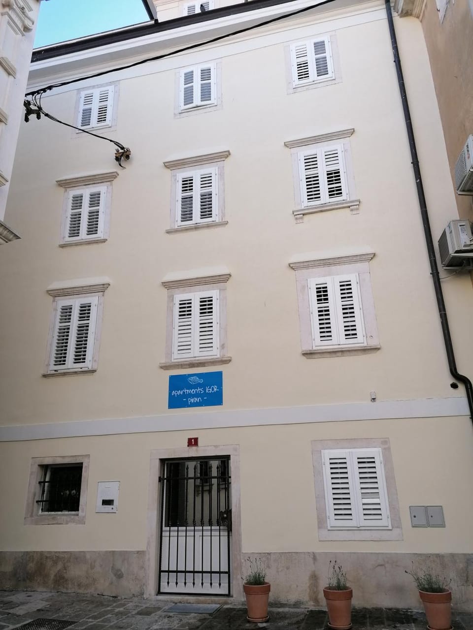 Facade/entrance