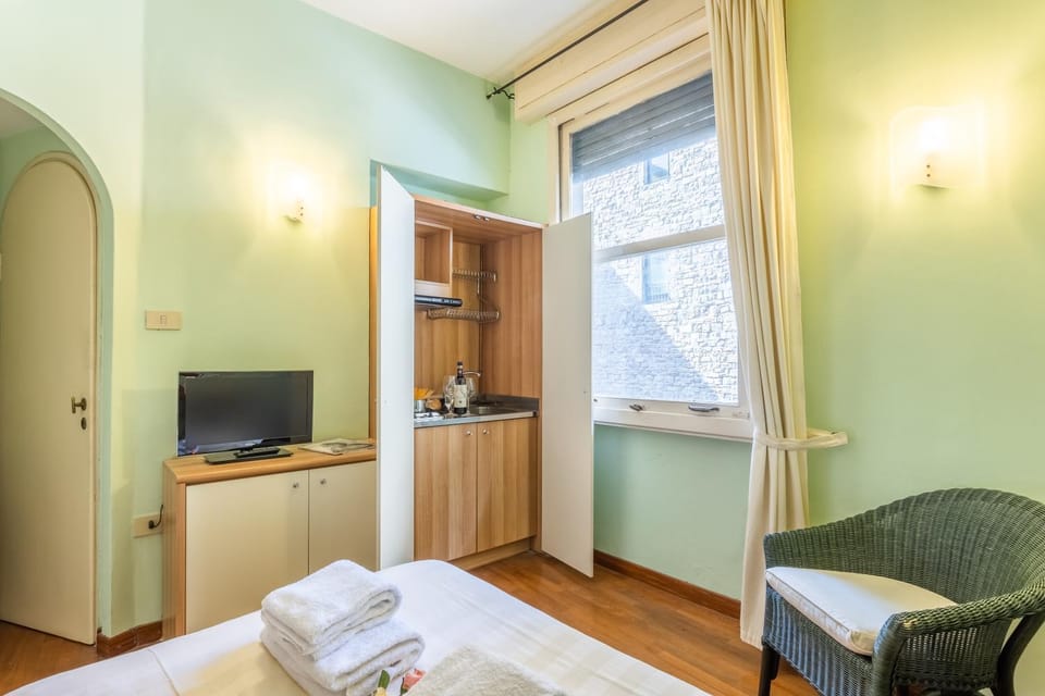 Bed, TV and multimedia, Living room, Seating area, Bedroom