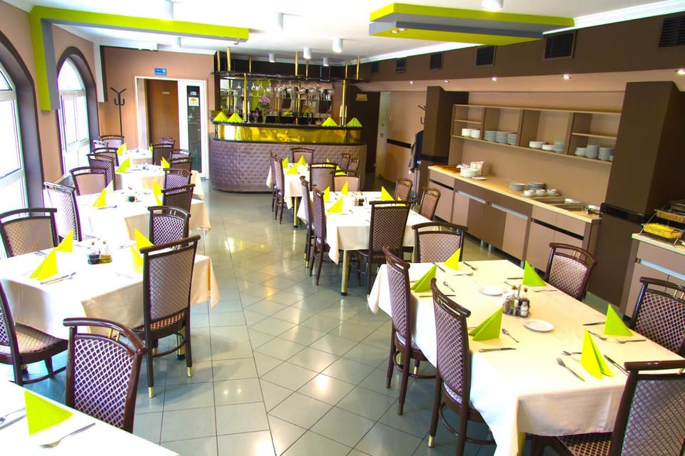Restaurant/places to eat, Lounge or bar, Banquet/Function facilities, Seating area
