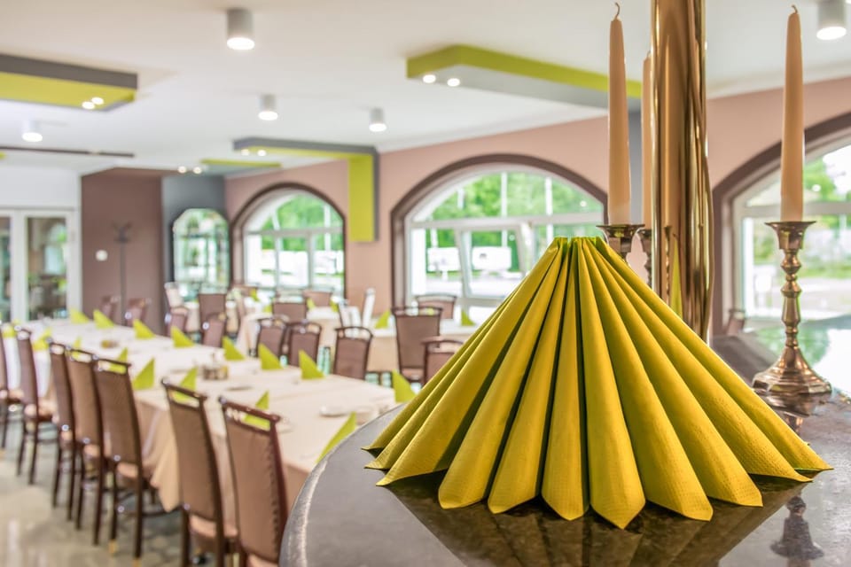 Restaurant/places to eat, Banquet/Function facilities