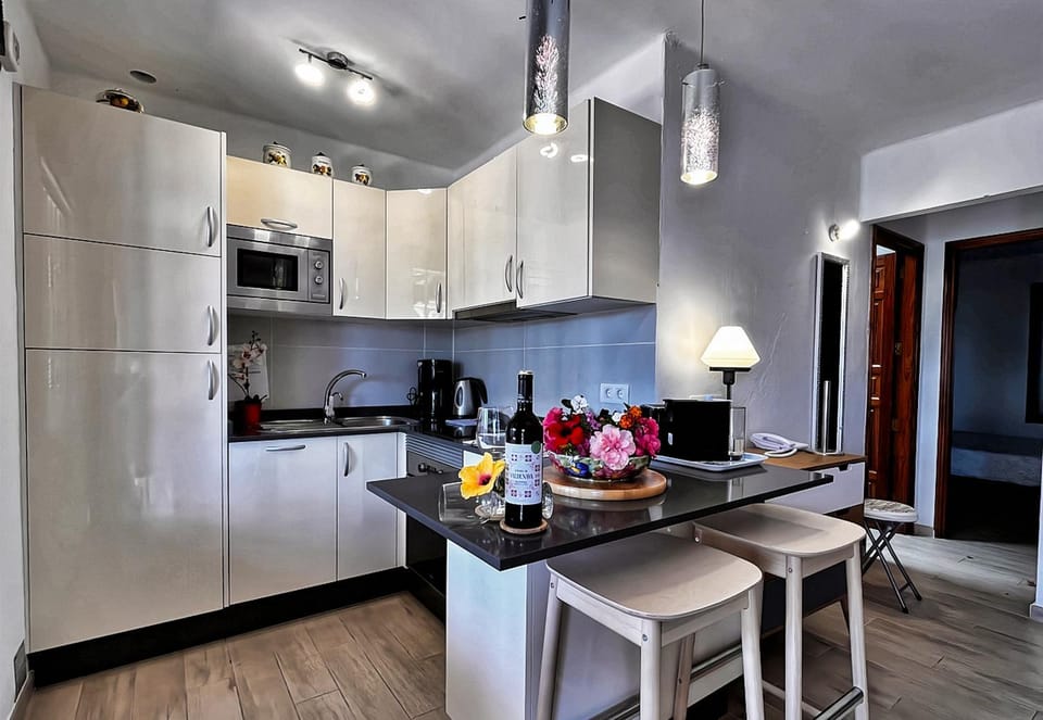 Kitchen or kitchenette, oven