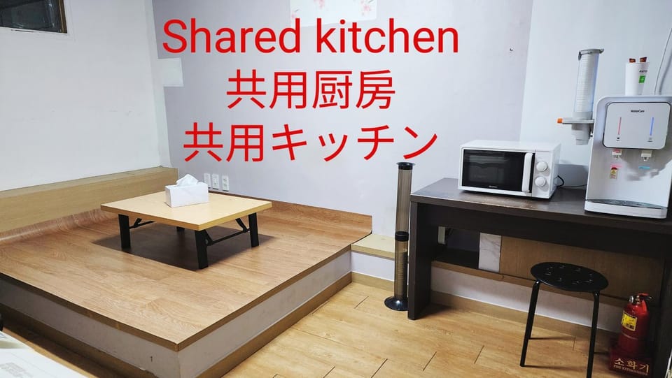 Kitchen or kitchenette, minibar