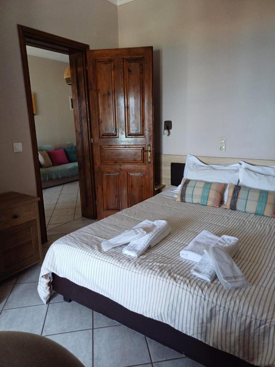 Bed, Photo of the whole room, Bedroom, towels