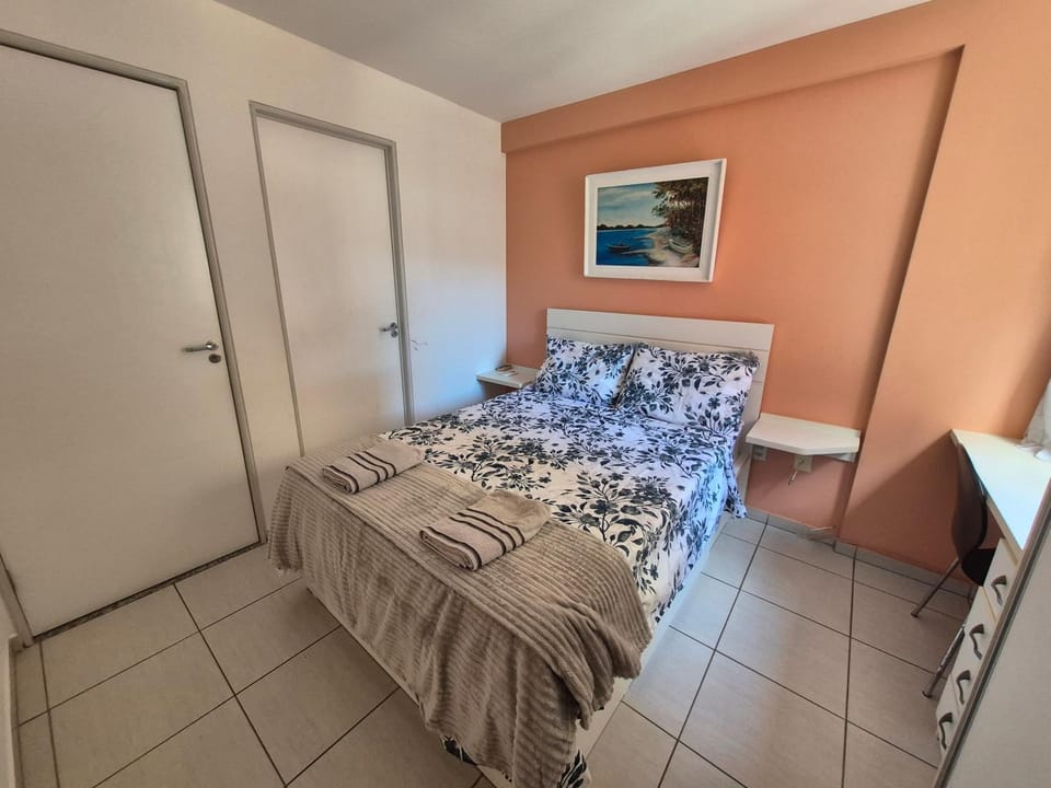 Bathroom, Bedroom, towels