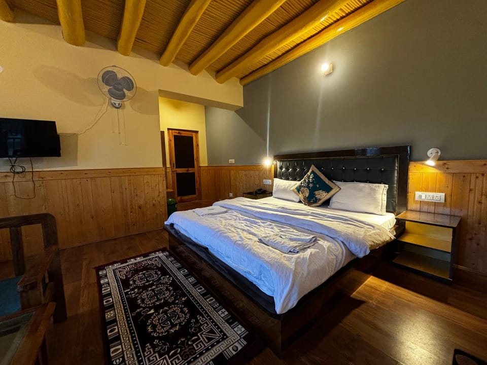 Bed, TV and multimedia, Bedroom