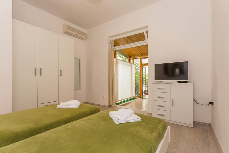 Bed, TV and multimedia, Bedroom