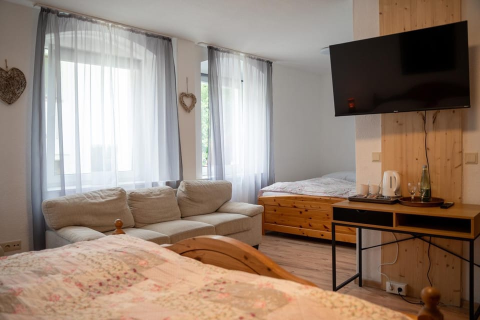 Bed, TV and multimedia, Coffee/tea facilities, Photo of the whole room, Seating area, Bedroom