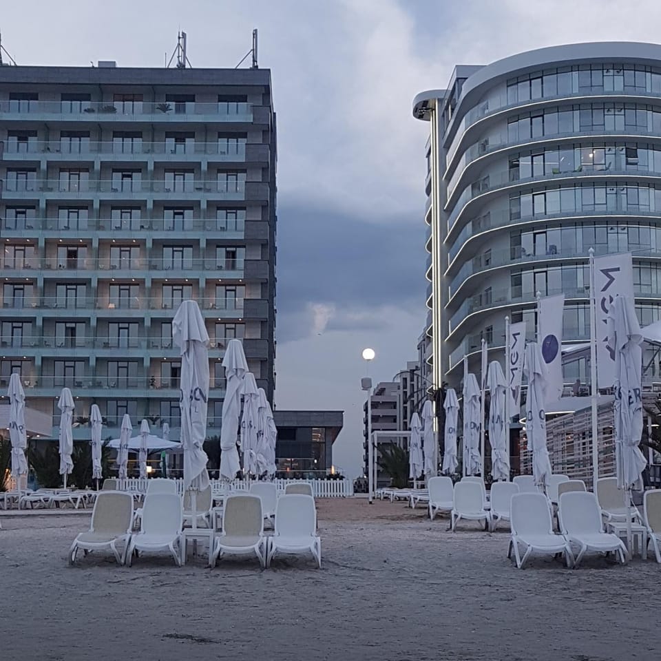 Nearby landmark, Restaurant/places to eat, Neighbourhood, Beach