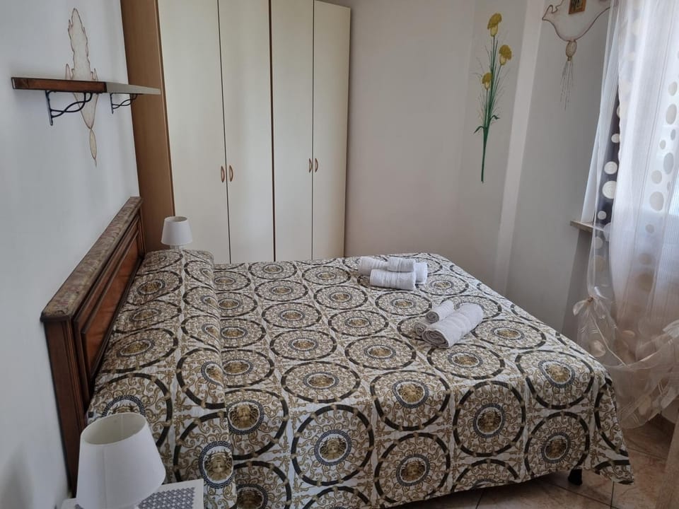 Bed, Bedroom, towels, wardrobe