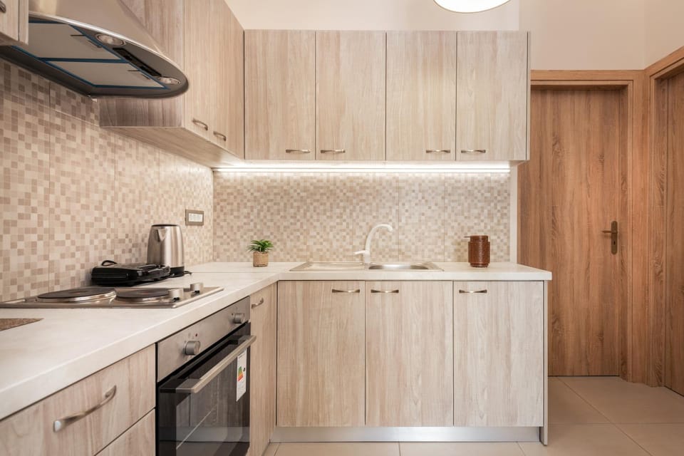 Coffee/tea facilities, Kitchen or kitchenette, stove