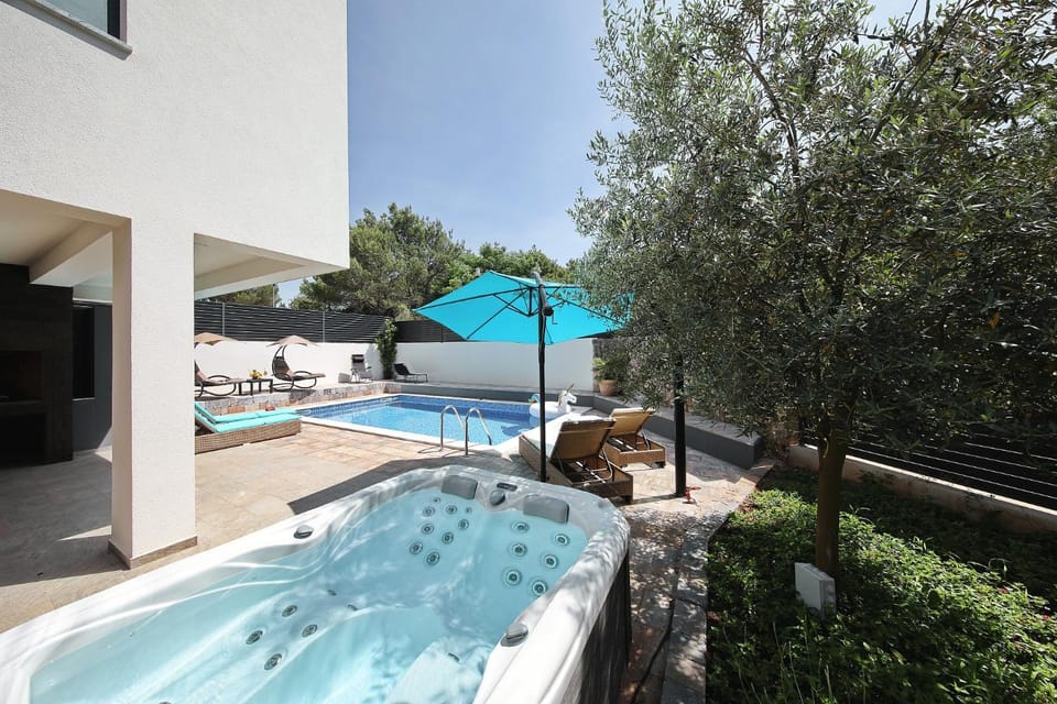 Hot Tub, Swimming pool