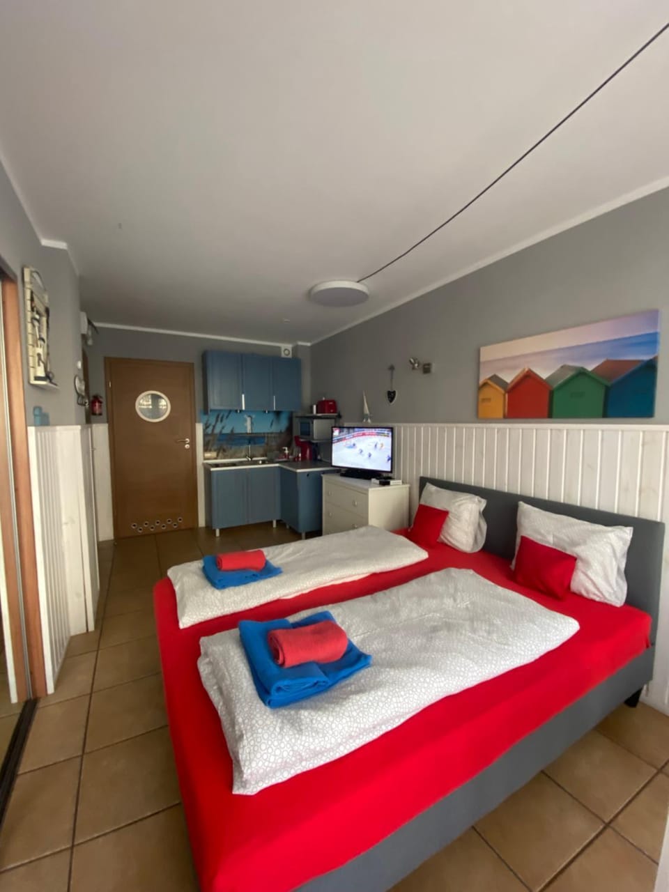Bed, TV and multimedia, Photo of the whole room