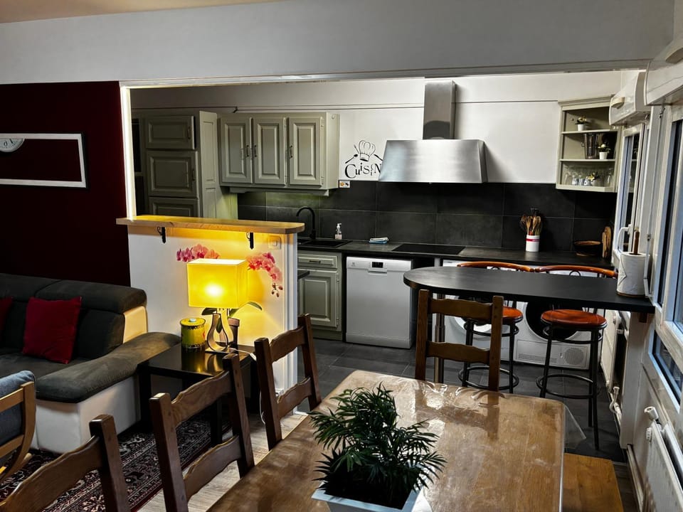 BedinReims "burgundy bottle" 110m2 Exceptional, 4 chambres doubles, 2 bain, free park & wifi, tout équipé Apartment in Reims