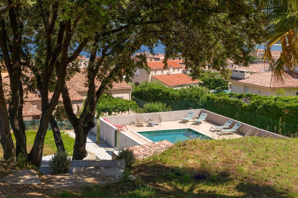 Shower, Swimming pool, Entertainment, sunbed