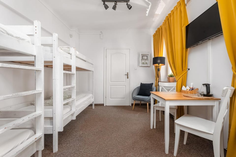 Bed, TV and multimedia, Photo of the whole room, Seating area, Bedroom, bunk bed, wardrobe