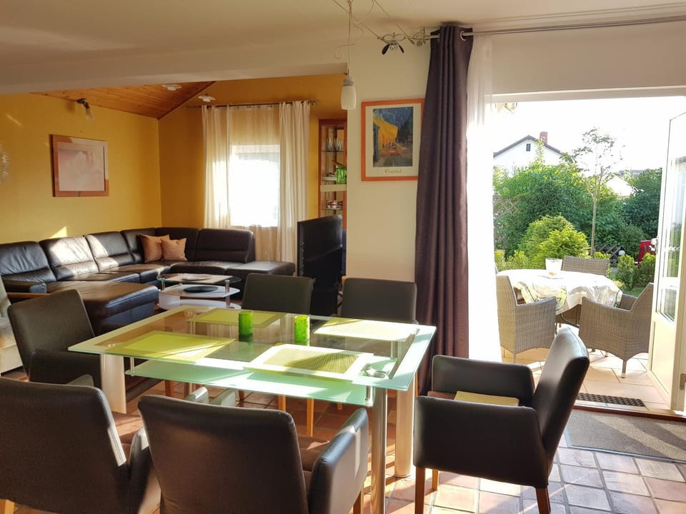 Living room, Photo of the whole room