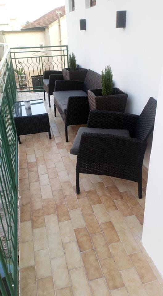Seating area, Street view
