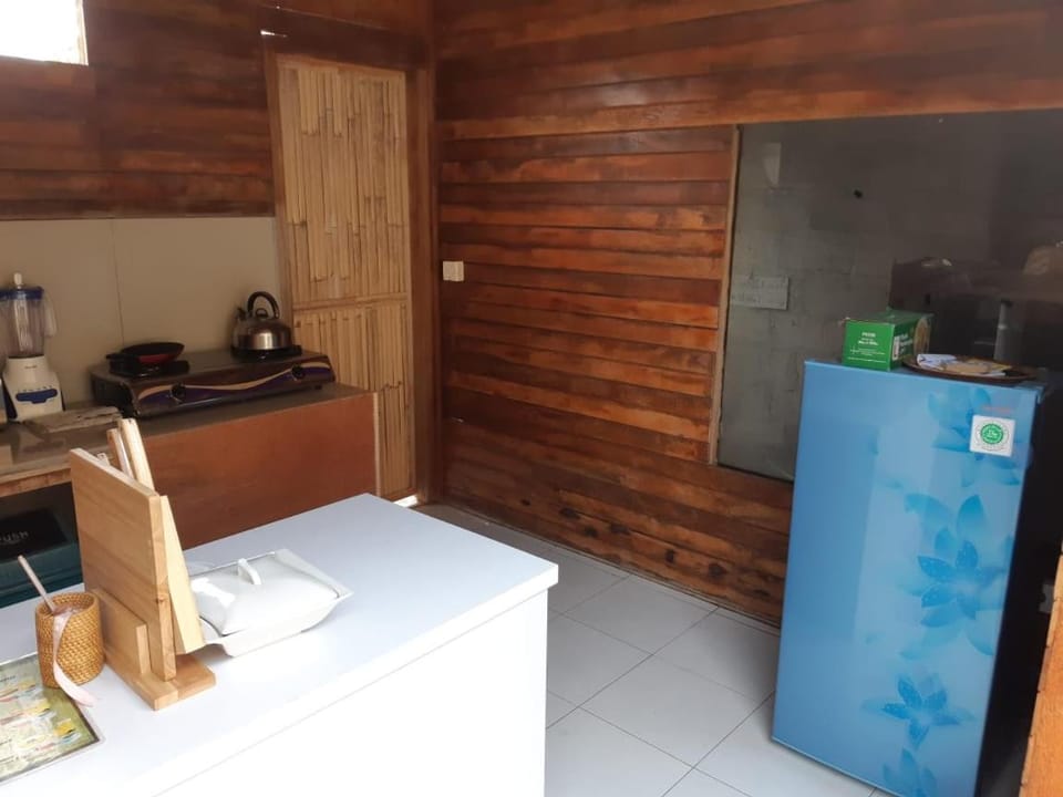 Kitchen or kitchenette, oven
