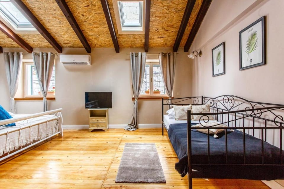 Bed, Photo of the whole room, bunk bed