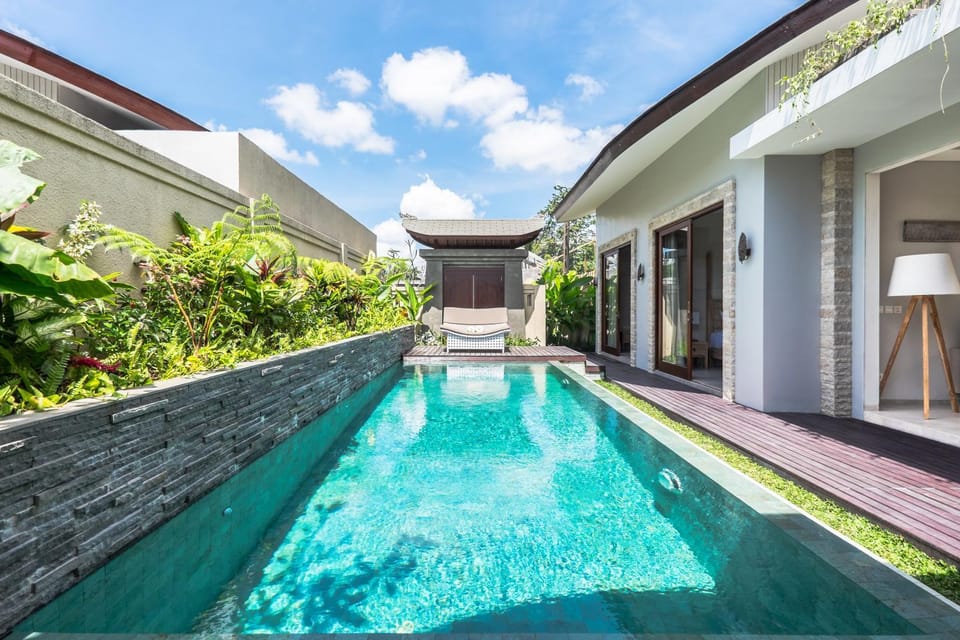 Property building, Day, Pool view, Swimming pool, Swimming pool