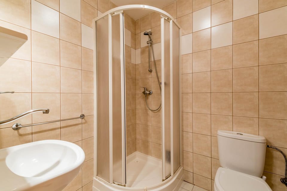 Shower, Toilet