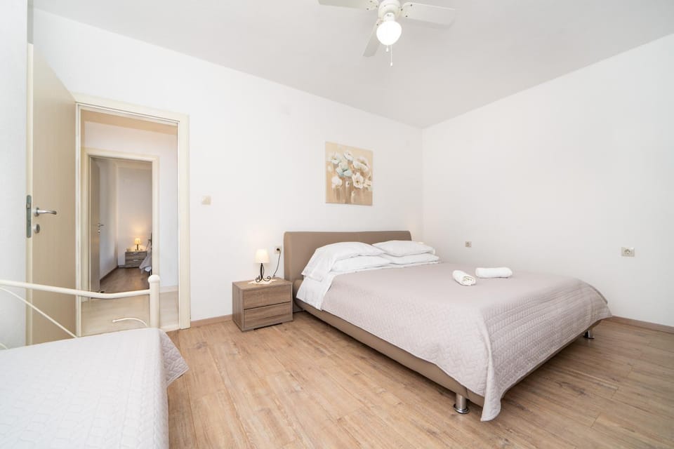 Bed, Bedroom, City view, Mountain view, Sea view, Quiet street view, fireplace