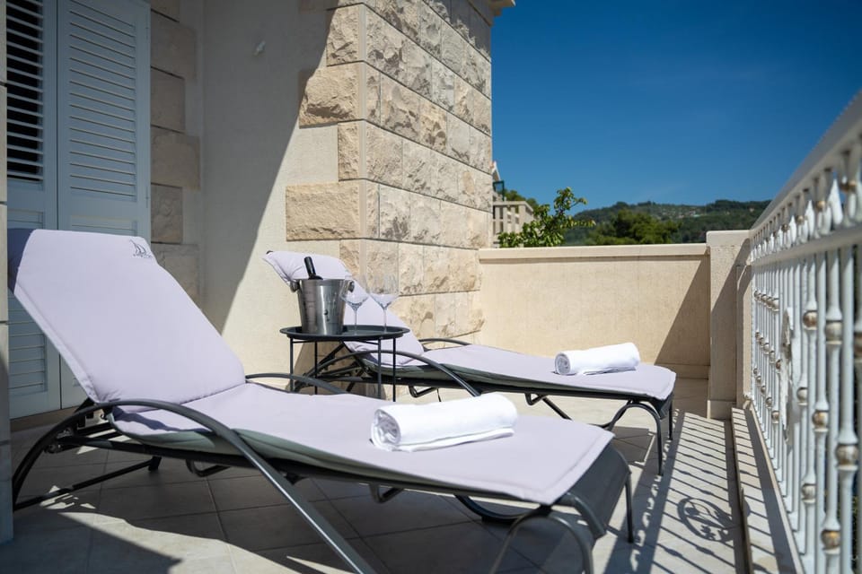 View (from property/room), Balcony/Terrace, sunbed