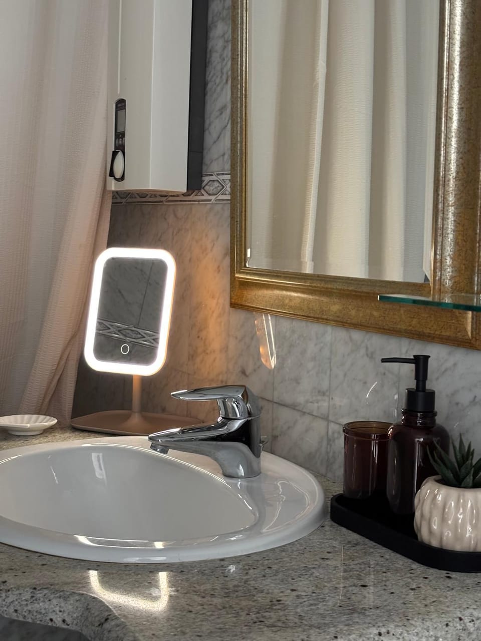 Bathroom, Photo of the whole room, Decorative detail