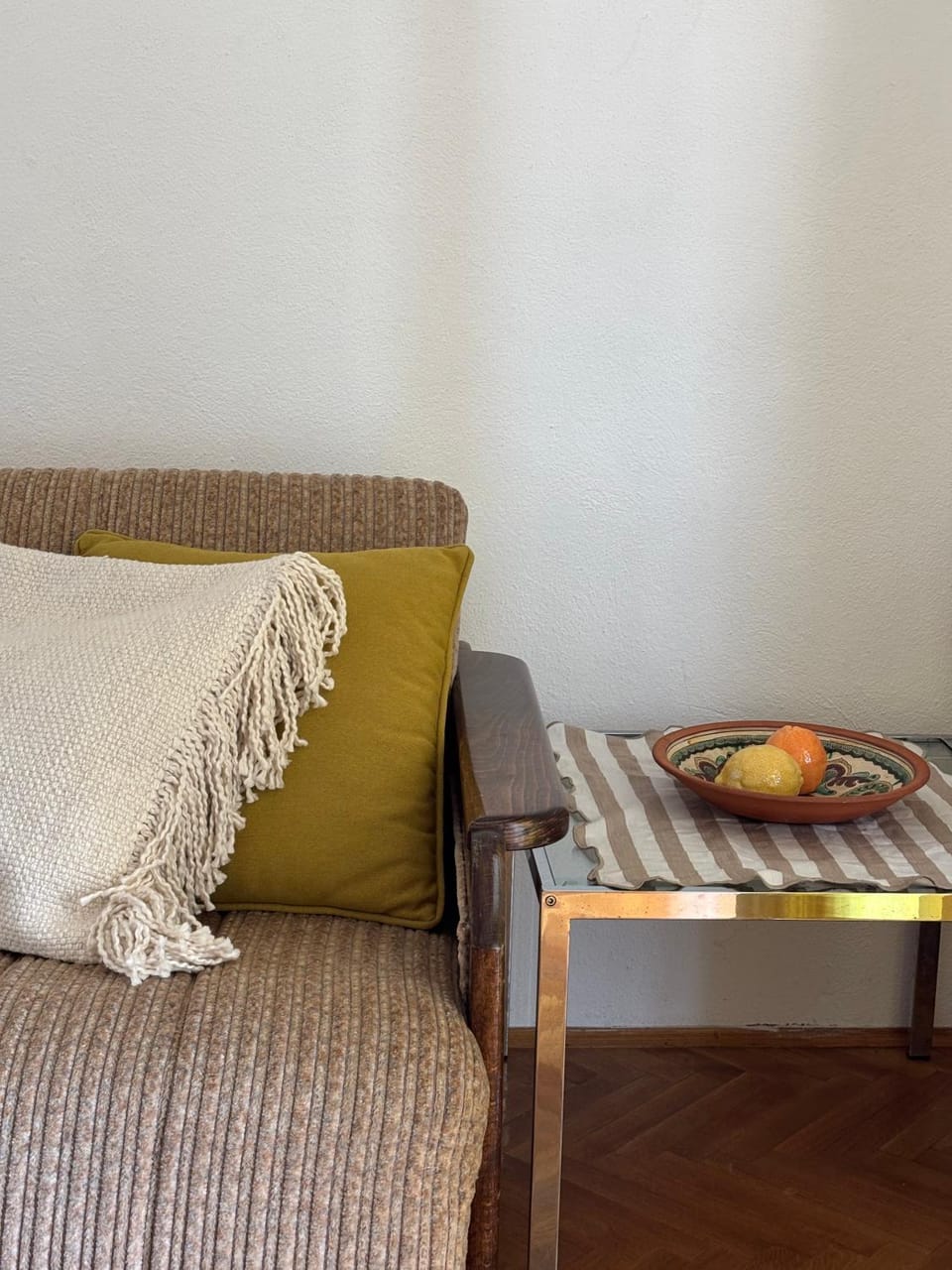 Living room, Photo of the whole room, Decorative detail