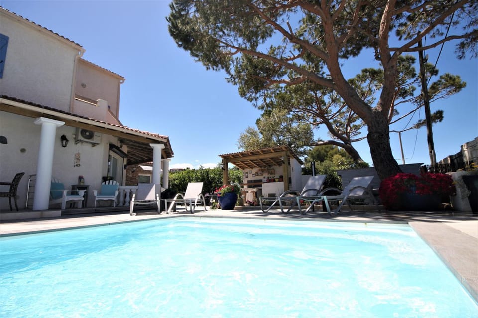 Property building, Swimming pool, sunbed