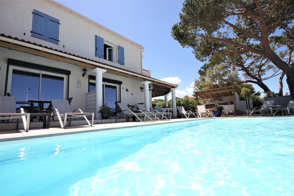 Property building, Patio, Pool view, Swimming pool, sunbed