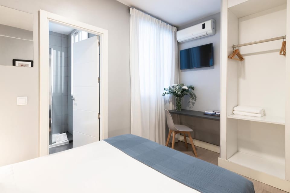 Bed, TV and multimedia, Photo of the whole room, Bedroom, wardrobe, air conditioner