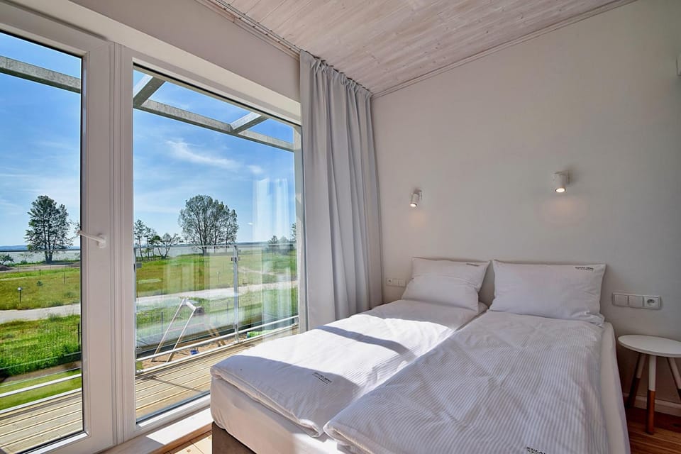 Bedroom, Lake view