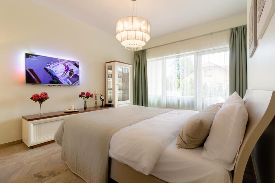 Bed, TV and multimedia, Photo of the whole room, Bedroom