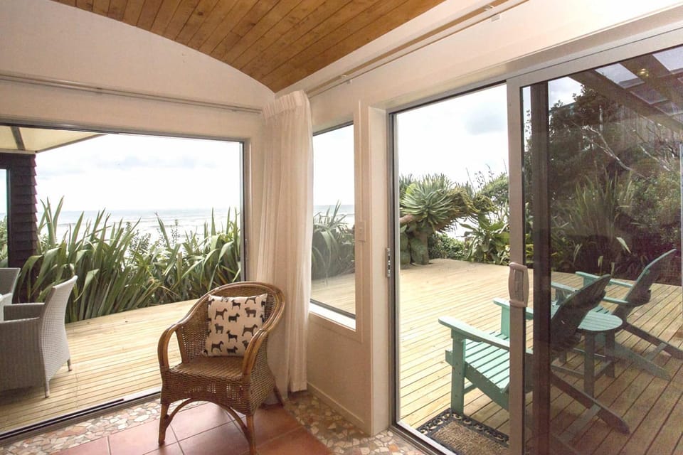 Chester Cottage Beachfront - direct ocean access Villa in Taranaki, New Zealand